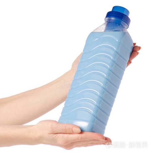 白色背景下手持蓝色塑料瓶的柔软剂调理剂